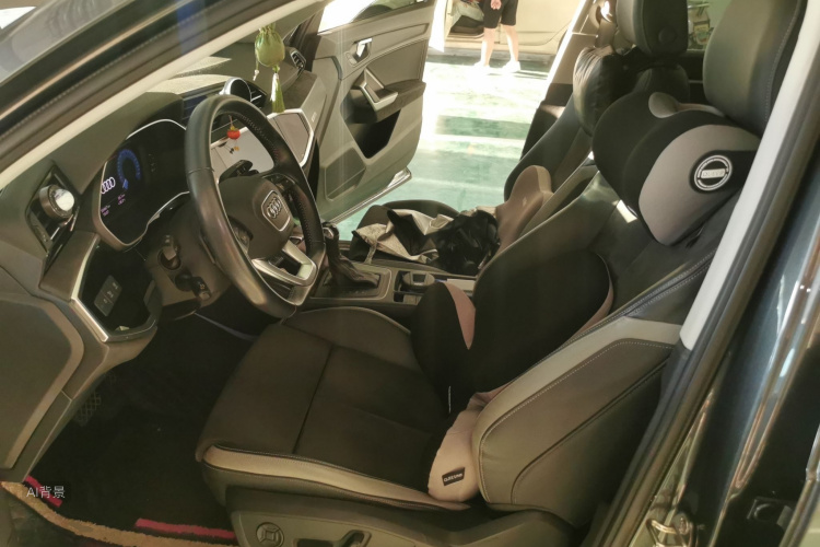 Audi Q3 2020 car image #17