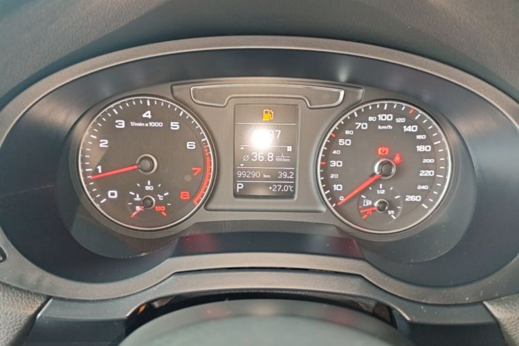 Audi Q3 2018 car image #12