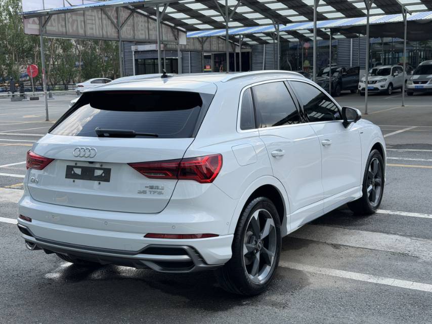 Audi Q3 2023 car image #4