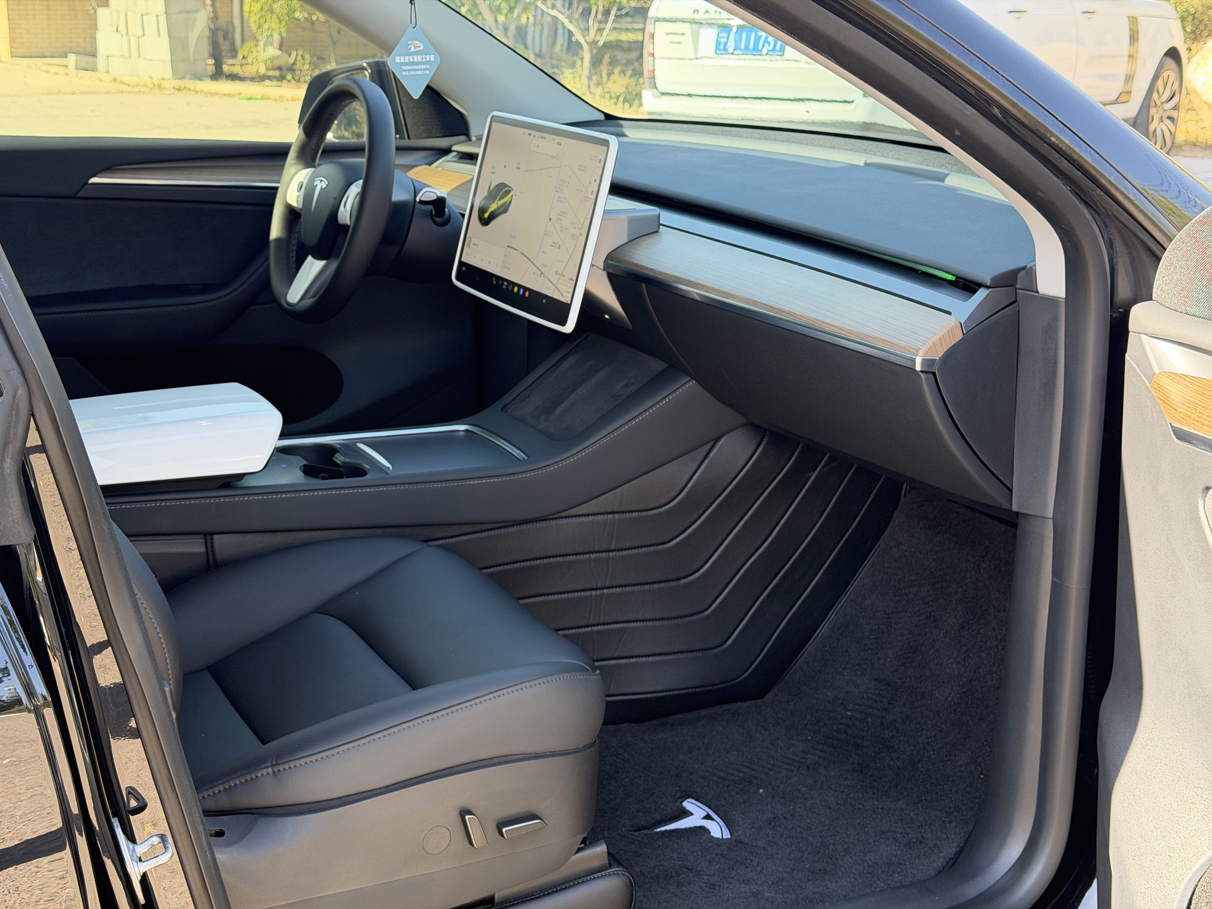 Tesla Model Y 2021 car image #11