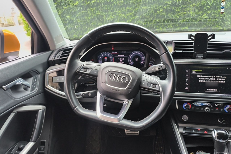 Audi Q3 2020 car image #11