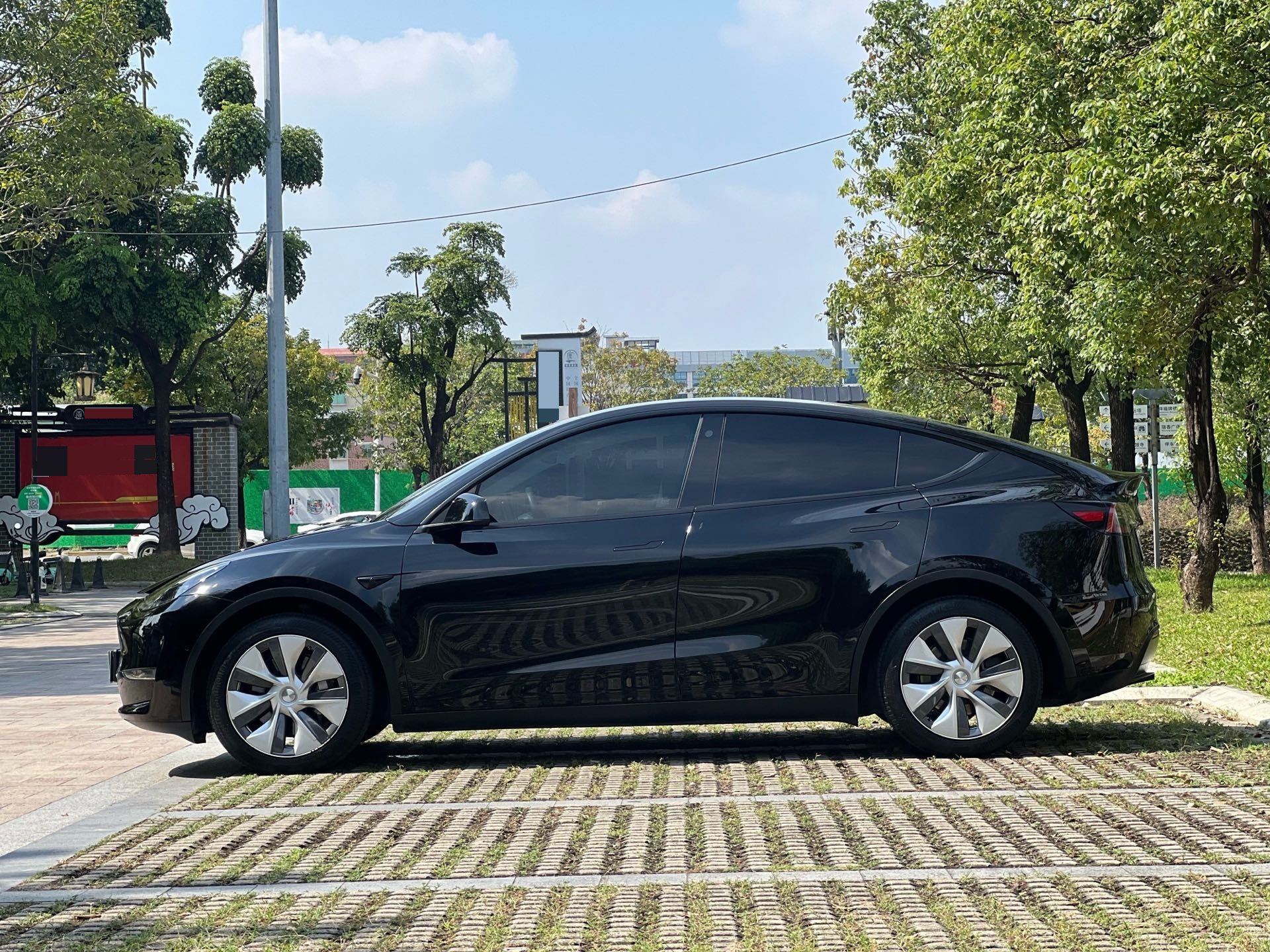 Tesla Model Y 2022 car image #9