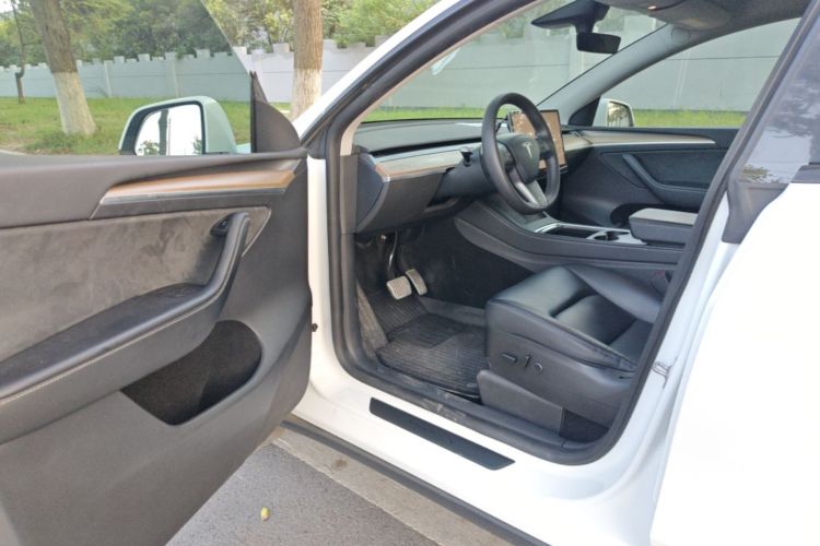 Tesla Model Y 2022 immagine di auto #16
