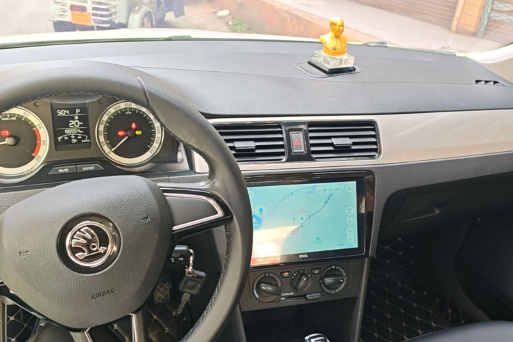 Skoda Rapid 2018 car image #10
