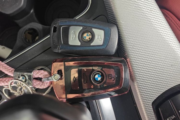 BMW 3 Series 2019 car image #9