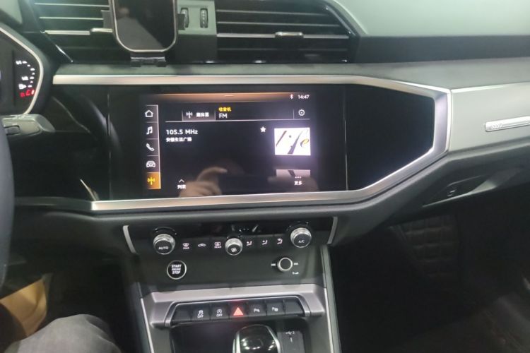 Audi Q3 2021 car image #13
