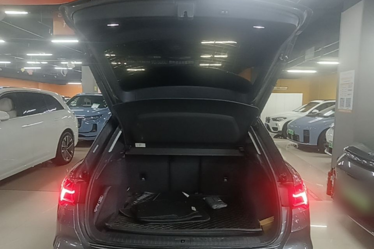 Audi Q3 2022 car image #19