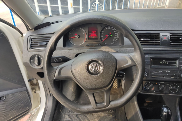 Volkswagen Santana 2018 صورة سيارة #15