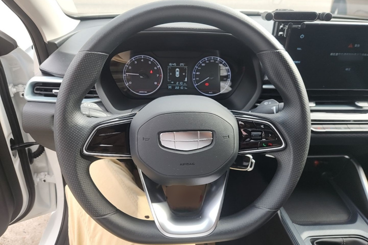 GEELY Emgrand 2025 #11 GEELY Emgrand 2025 car image #11