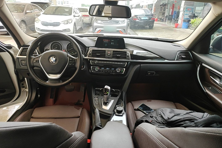 BMW 3 Series 2018 car image #10