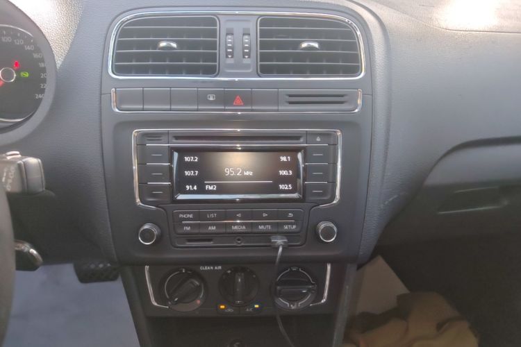 Volkswagen Polo 2016 car image #13