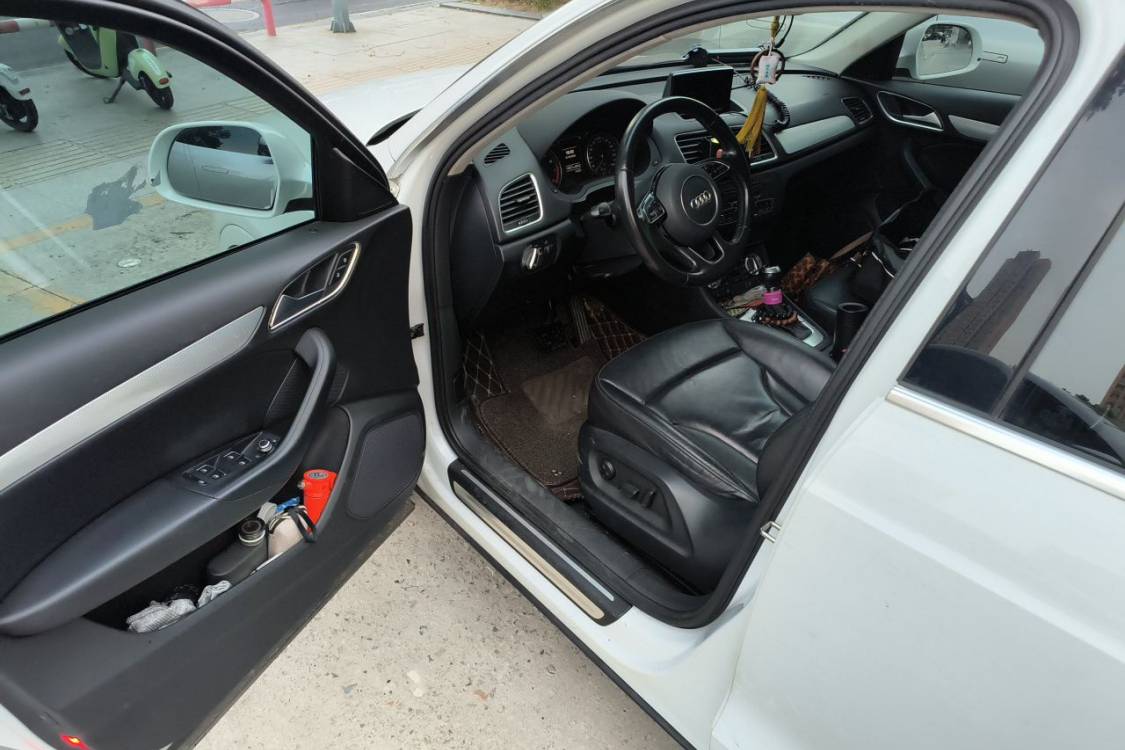 Audi Q3 2015 car image #23