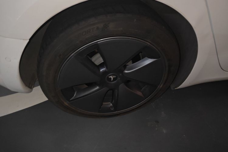 Tesla Model 3 2023 car image #9