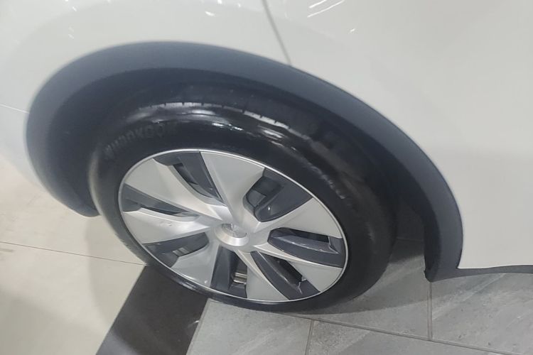 Tesla Model Y 2023 #10 Tesla Model Y 2023 car image #10