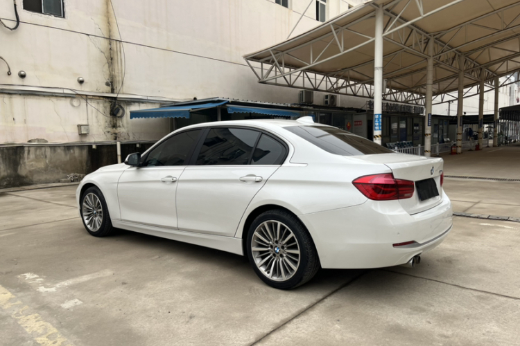 BMW 3 Series 2018 car image #9