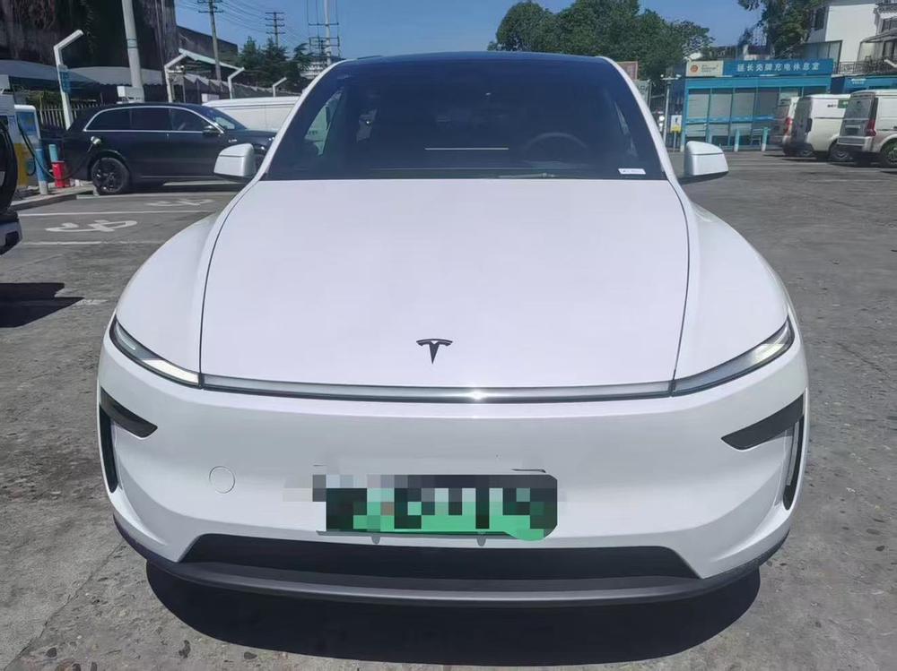 Tesla Model Y 2026 car image #2