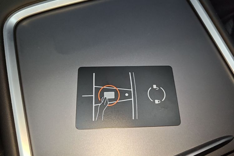 Tesla Model Y 2023 car image #12