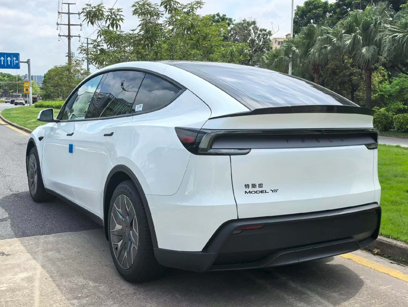 Tesla Model Y 2026 #9 Tesla Model Y 2026 car image #9
