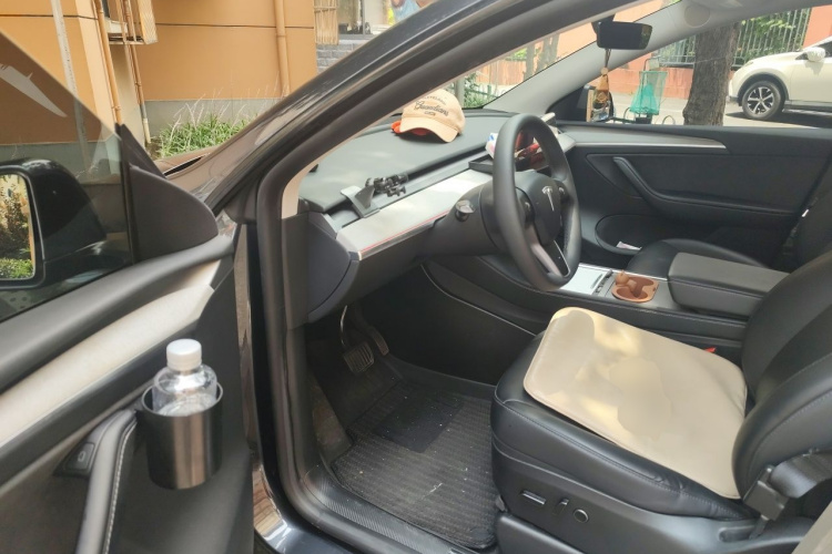 Tesla Model Y 2024 immagine di auto #9