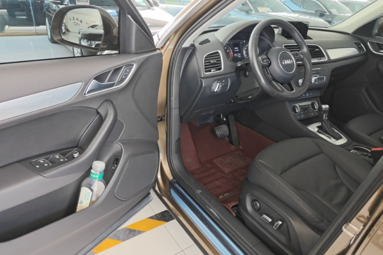 Audi Q3 2018 immagine di auto #16