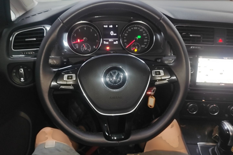 Volkswagen Golf 2019 car image #11