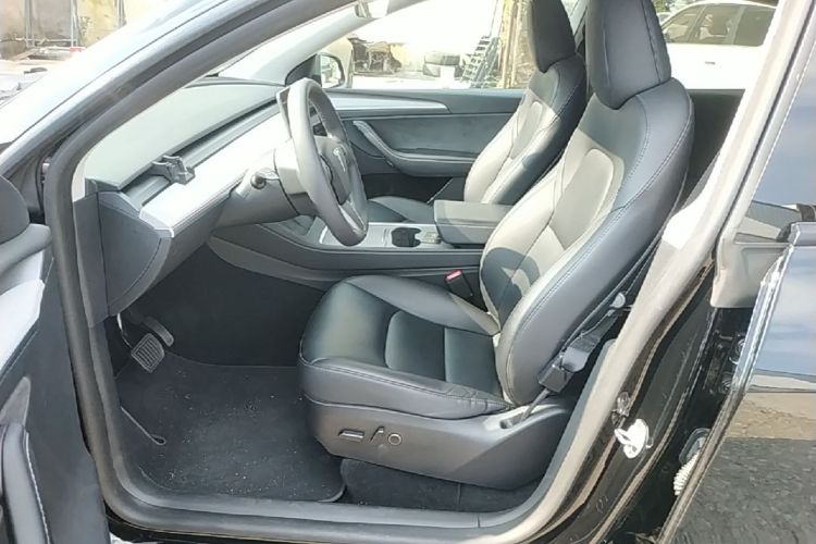 Tesla Model Y 2023 car image #15