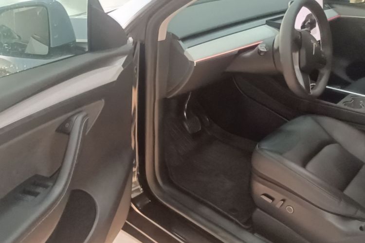 Tesla Model Y 2023 car image #16