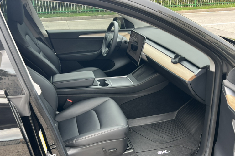 Tesla Model Y 2022 car image #14