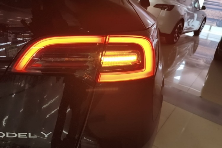 Tesla Model Y 2022 car image #8
