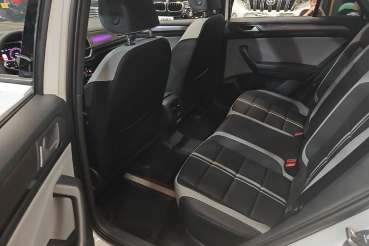 Volkswagen T-Roc 2025 car image #11