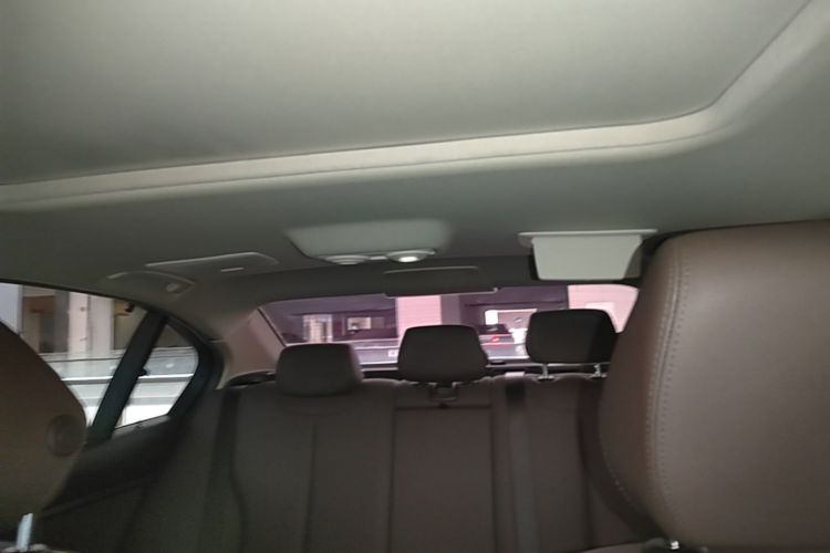 BMW 3 Series 2018 car image #20