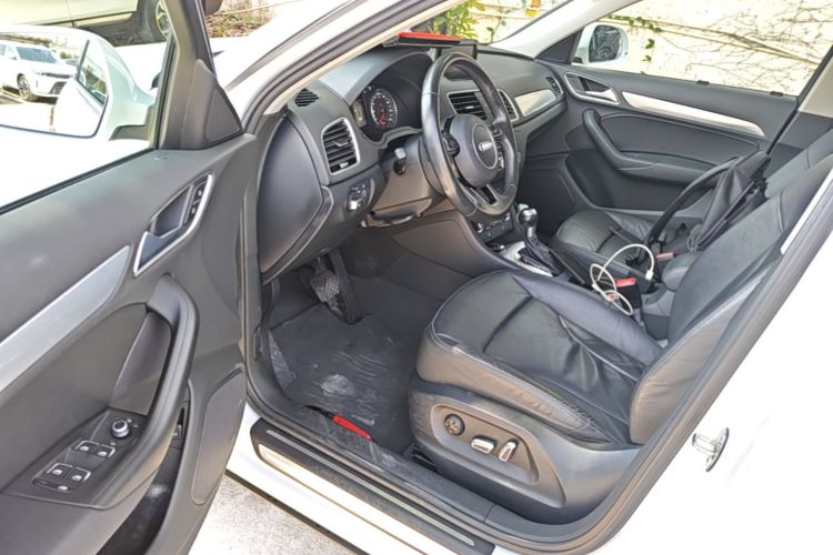 Audi Q3 2017 car image #16