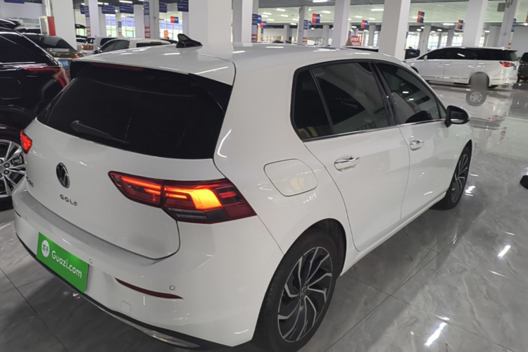 Volkswagen Golf 2023 car image #5