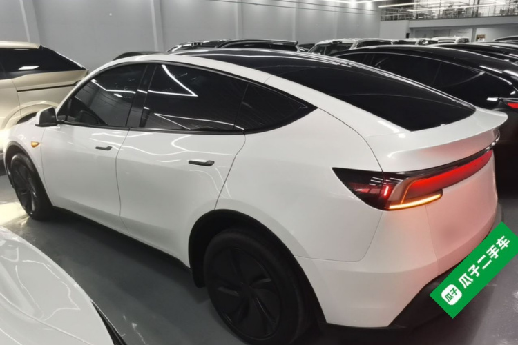 Tesla Model Y 2025 #5 Tesla Model Y 2025 car image #5