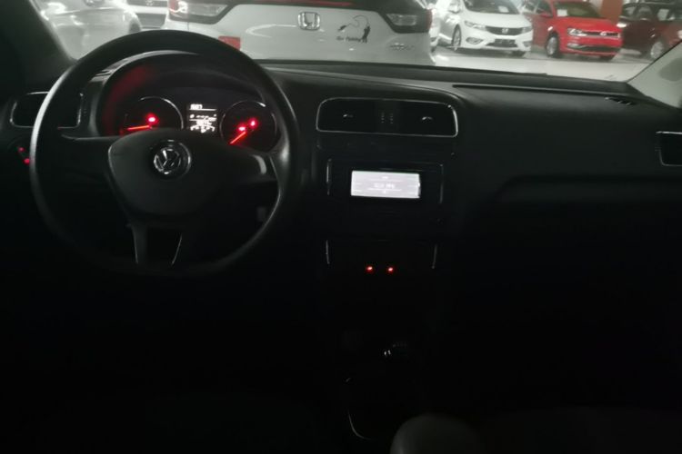 Volkswagen Polo 2015 car image #12