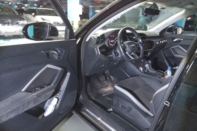 Audi Q3 2021 car image #13