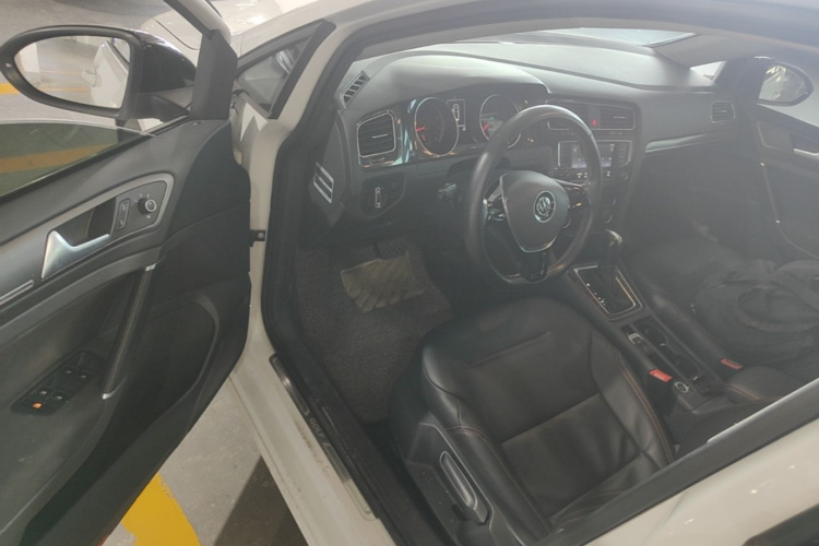 Volkswagen Golf 2017 car image #16