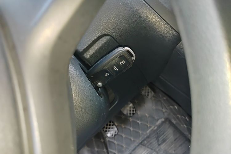 Volkswagen Polo 2015 car image #9