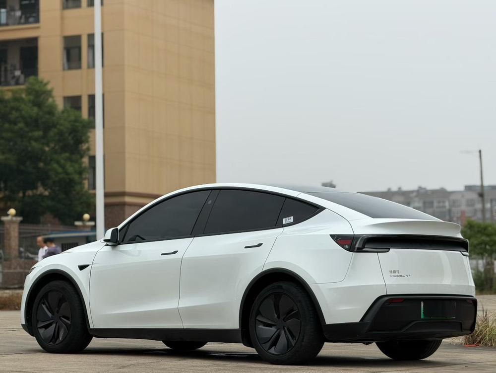 Tesla Model Y 2025 #4 Tesla Model Y 2025 car image #4
