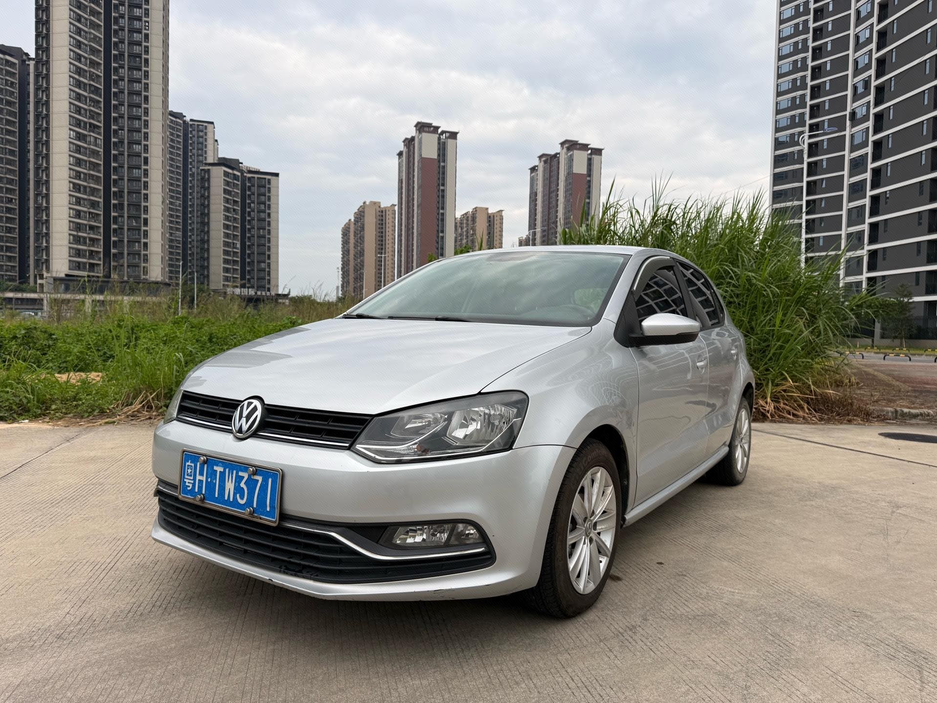 Volkswagen Polo 2015 car image 