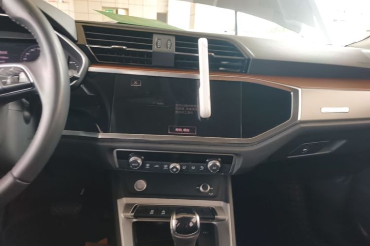 Audi Q3 2020 car image #13