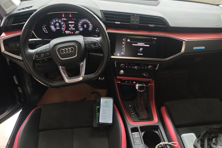 Audi Q3 2020 car image #10