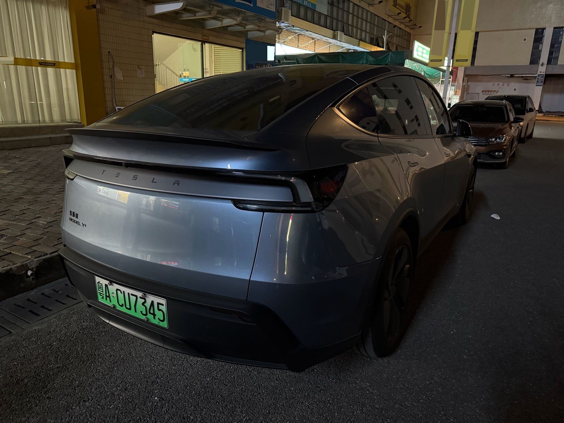 Tesla Model Y 2025 #4 Tesla Model Y 2025 صورة سيارة #4