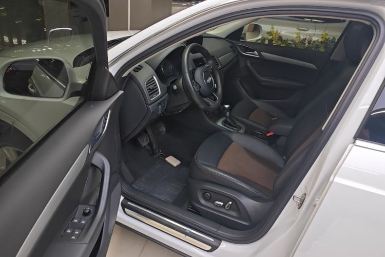 Audi Q3 2018 car image #12