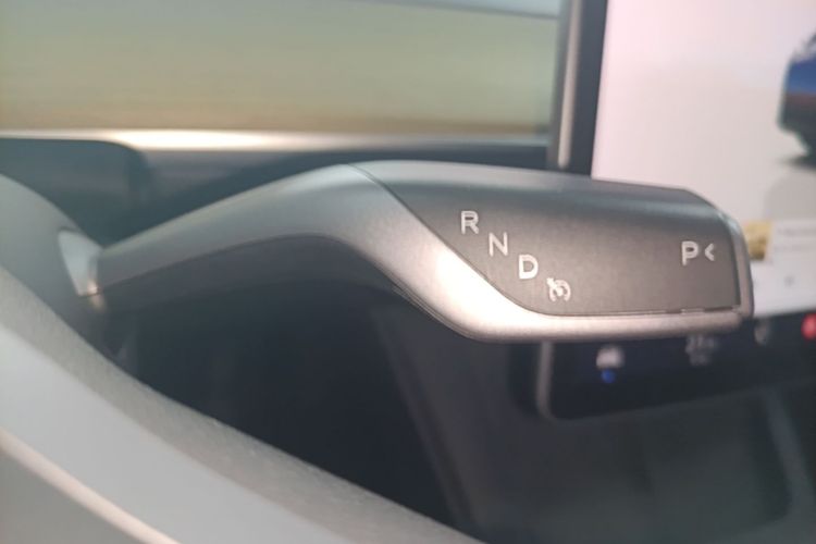 Tesla Model Y 2023 car image #14