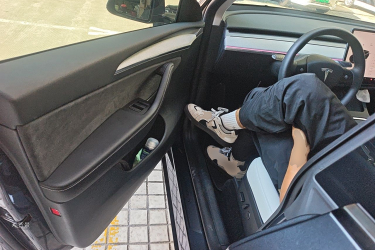 Tesla Model Y 2024 car image #18