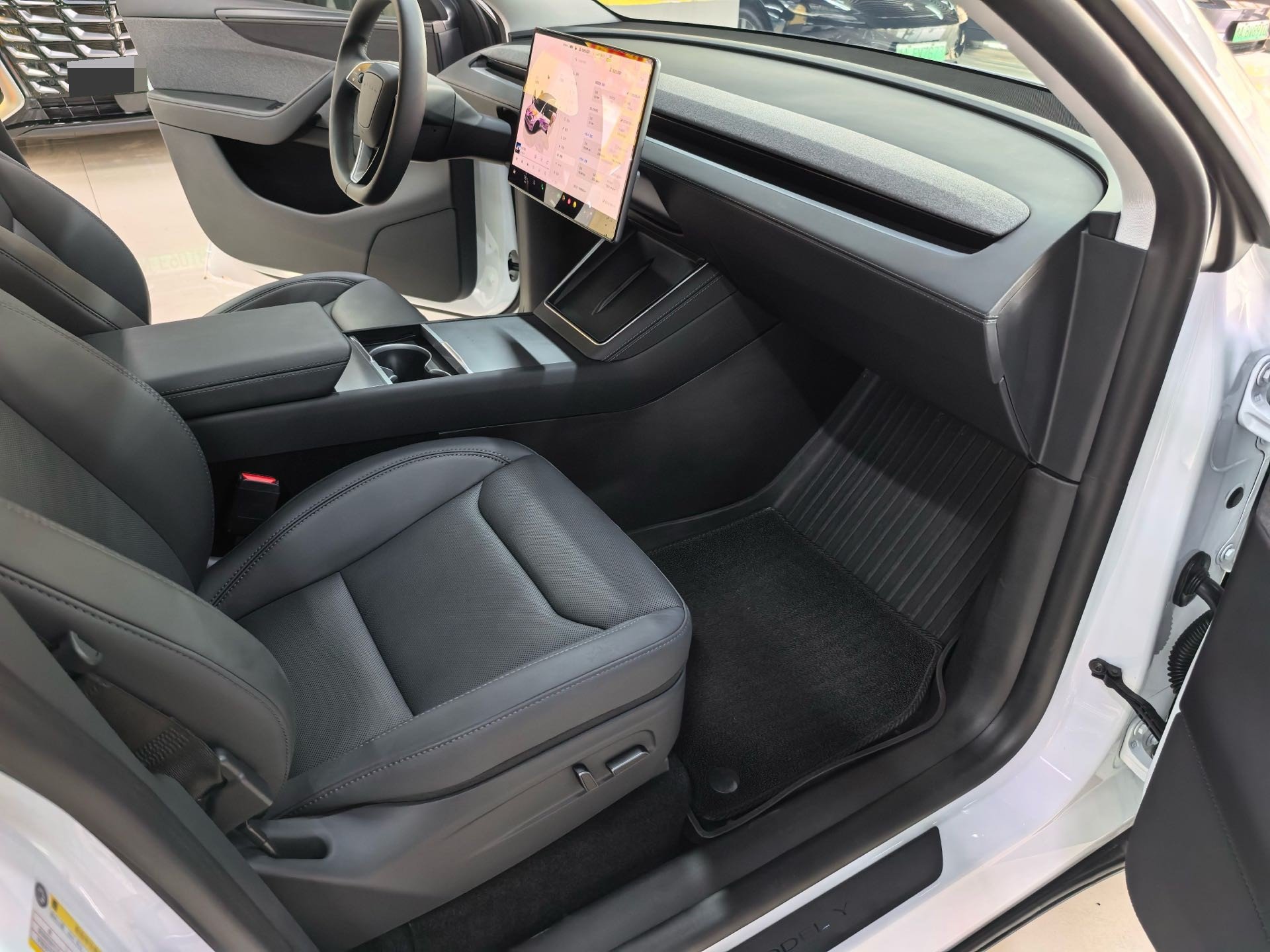 Tesla Model Y 2025 #5 Tesla Model Y 2025 car image #5