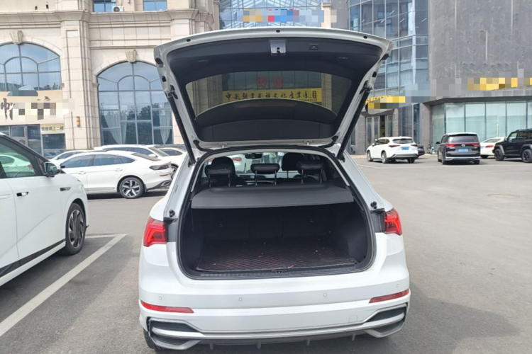 Audi Q3 2022 car image #19