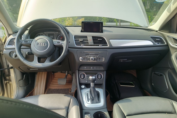 Audi Q3 2019 car image #10