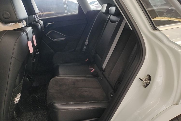 Audi Q3 2019 car image #17
